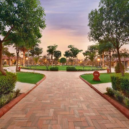 Govardhan Shri Radha Brij Vasundhara Resort & Spa מראה חיצוני תמונה