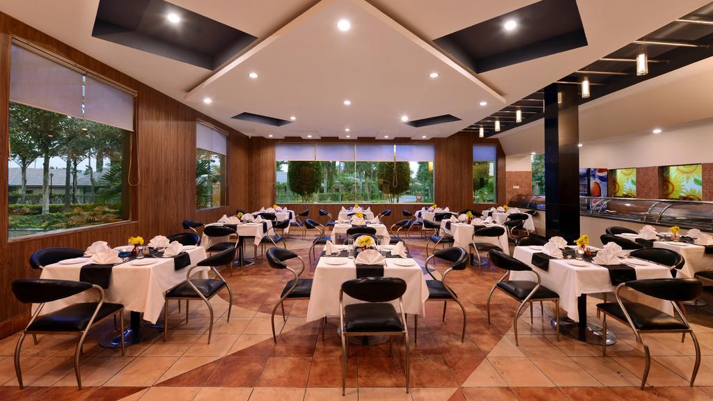 Govardhan Shri Radha Brij Vasundhara Resort & Spa מראה חיצוני תמונה