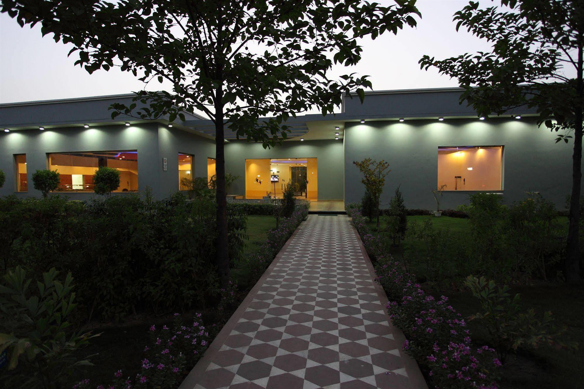 Govardhan Shri Radha Brij Vasundhara Resort & Spa מראה חיצוני תמונה