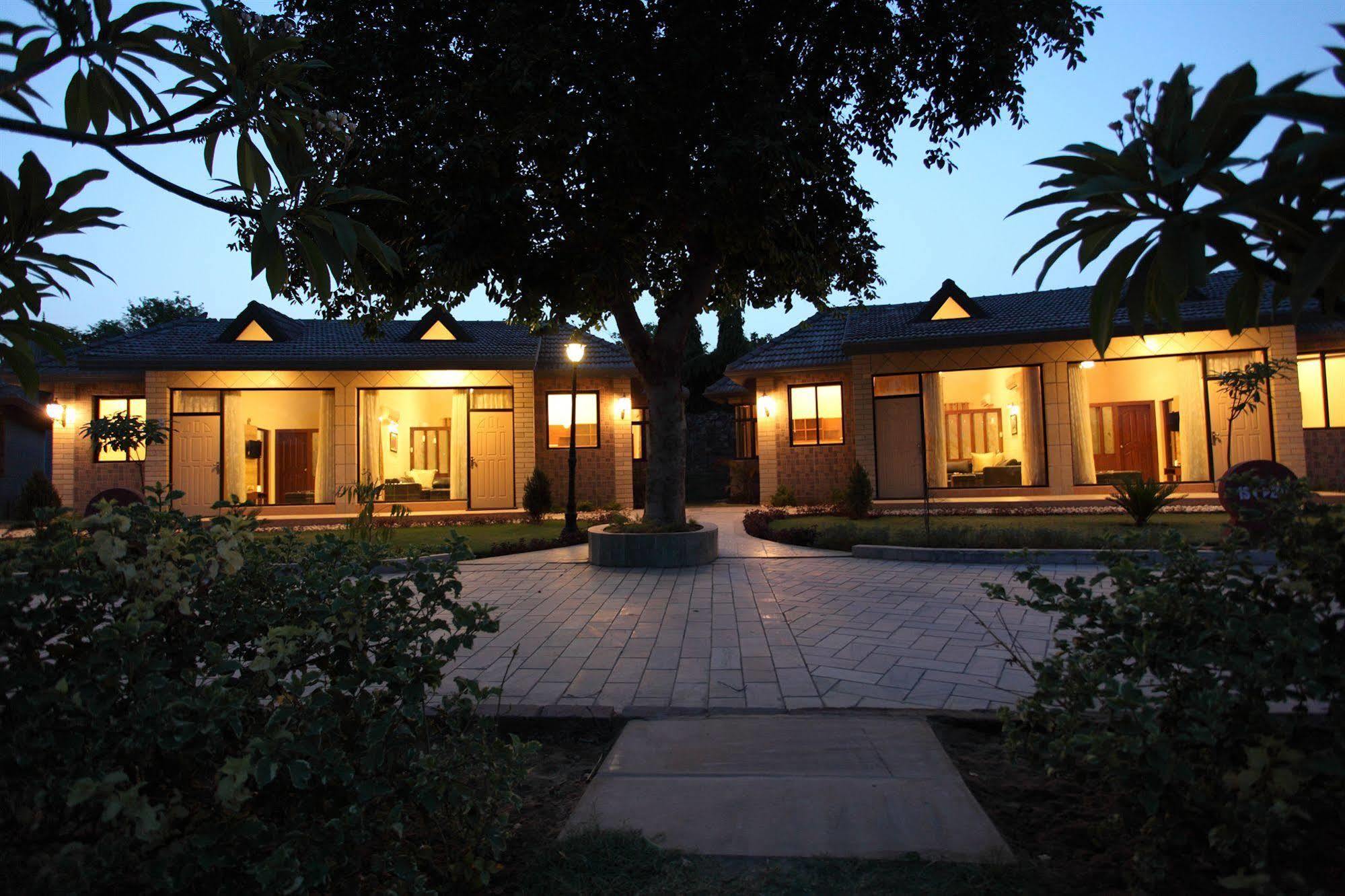 Govardhan Shri Radha Brij Vasundhara Resort & Spa מראה חיצוני תמונה