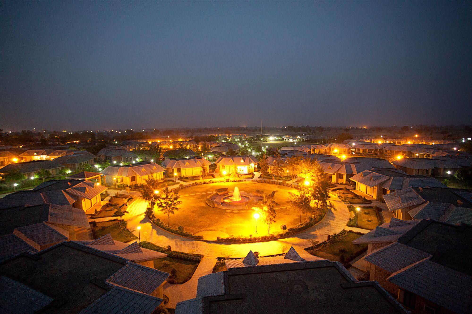 Govardhan Shri Radha Brij Vasundhara Resort & Spa מראה חיצוני תמונה