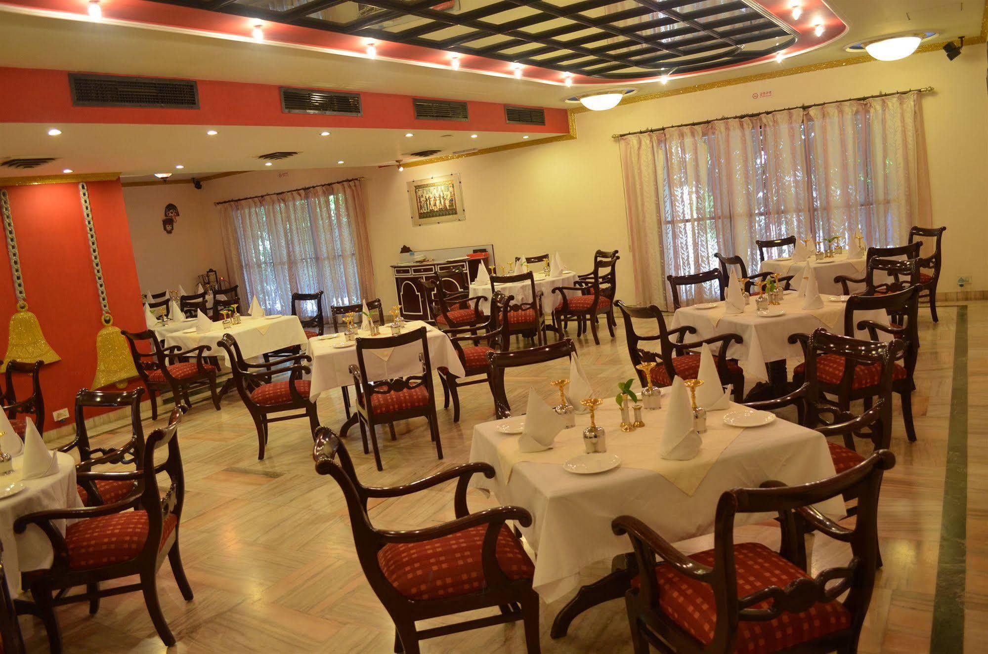 Govardhan Shri Radha Brij Vasundhara Resort & Spa מראה חיצוני תמונה