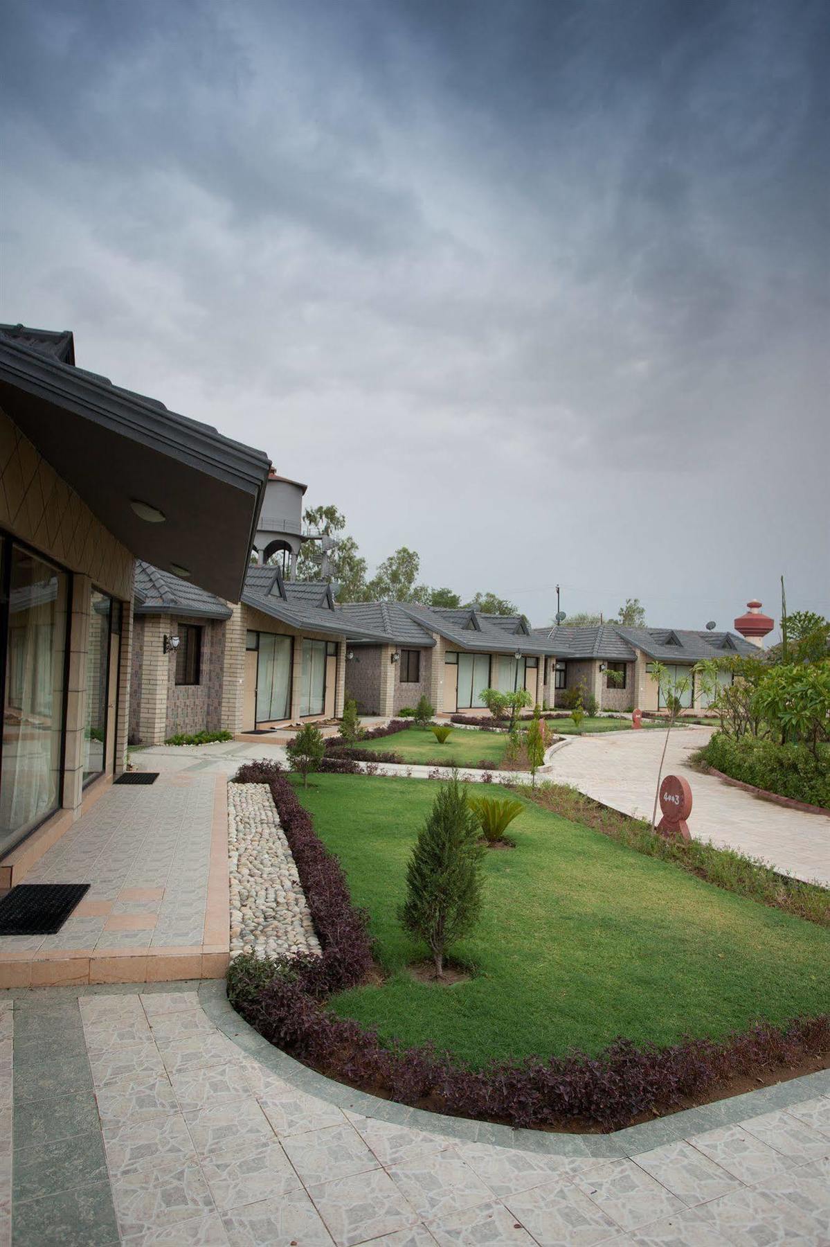 Govardhan Shri Radha Brij Vasundhara Resort & Spa מראה חיצוני תמונה