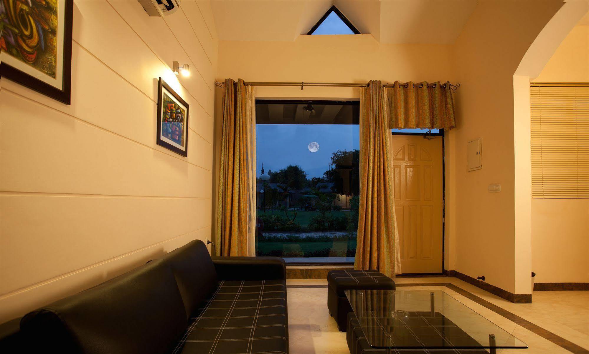 Govardhan Shri Radha Brij Vasundhara Resort & Spa מראה חיצוני תמונה