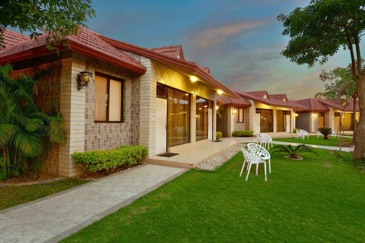 Govardhan Shri Radha Brij Vasundhara Resort & Spa מראה חיצוני תמונה