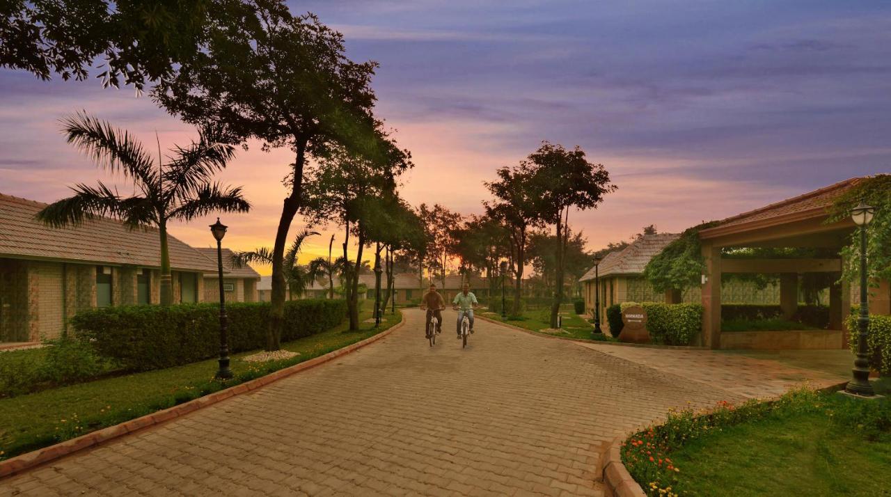 Govardhan Shri Radha Brij Vasundhara Resort & Spa מראה חיצוני תמונה